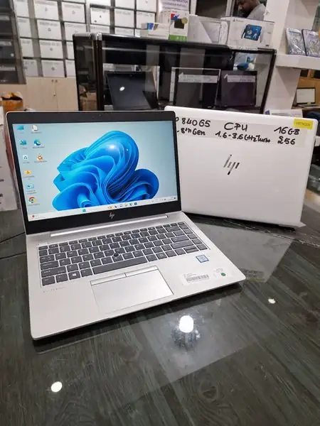 Hp elitebook 840 G5 8é génération 16Go ram 256Go SSD