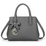 Sac à main en cuir synthétique est l'accessoire parfait pour toutes les occasions, Sublimez vos tenues avec ce sac à main en cuir synthétique de haute qualité – Image 3