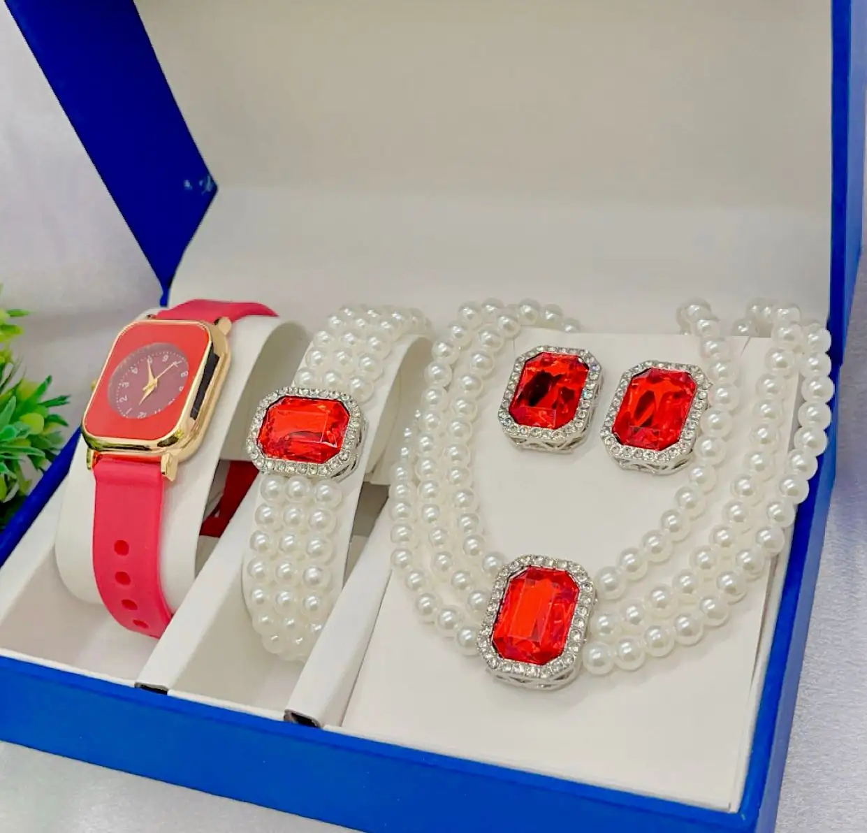 IMG-20241202-WA0017 Coffret bijou femme, Montre et bijoux assortis, Perles et strass, Cadeau idéal, Élégance intemporelle, Ensemble bijou luxe, Montre bracelet, Collier perles, Boucles d'oreilles – Image 1