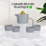 YEECOME CARAFE 5PCS EN PLASTIQUE, Ensemble de 5 pièces avec carafe et verres en plastique réutilisable, Design moderne et transparent avec détails colorés - Idéal pour l'eau, les jus de fruits, le lait et autres boissons - Parfait pour la maison, les pique-niques, les voyages et les activités de plein air – Image 2