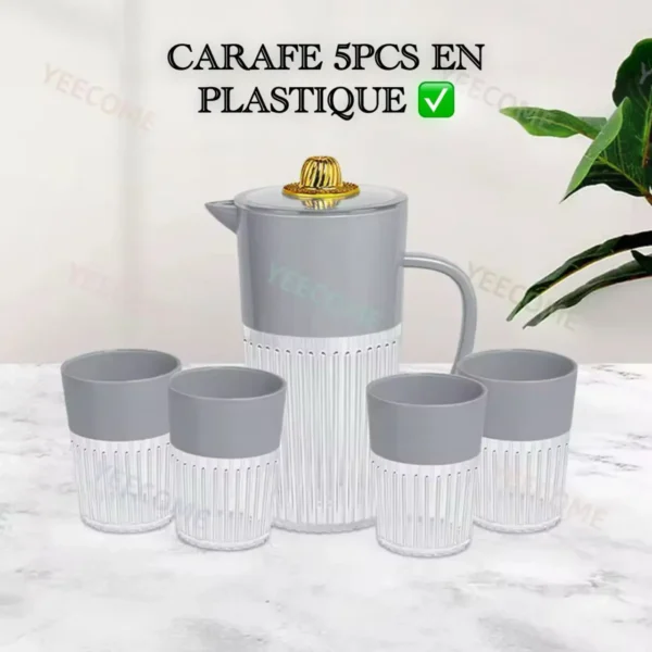 YEECOME CARAFE 5PCS EN PLASTIQUE, Ensemble de 5 pièces avec carafe et verres en plastique réutilisable, Design moderne et transparent avec détails colorés - Idéal pour l'eau, les jus de fruits, le lait et autres boissons - Parfait pour la maison, les pique-niques, les voyages et les activités de plein air – Image 2