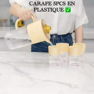 YEECOME CARAFE 5PCS EN PLASTIQUE, Ensemble de 5 pièces avec carafe et verres en plastique réutilisable, Design moderne et transparent avec détails colorés - Idéal pour l'eau, les jus de fruits, le lait et autres boissons - Parfait pour la maison, les pique-niques, les voyages et les activités de plein air