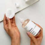 Solution Tonifiante à l'Acide Glycolique 7%, Cette formule puissante, mais douce, exfolie en douceur la peau pour améliorer sa texture et son Uniformité
