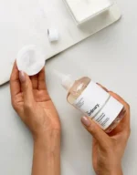 Solution Tonifiante à l'Acide Glycolique 7%, Cette formule puissante, mais douce, exfolie en douceur la peau pour améliorer sa texture et son Uniformité