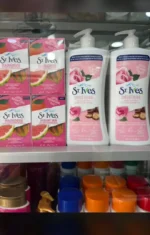 St. Ives Lotion Corporelle Lissante Rose & Huile d'Argan - Hydratation quotidienne, Peau radieuse et Douce - 621 ml – Image 2