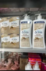 St. Ives Lotion Corporelle Lissante Rose & Huile d'Argan - Hydratation quotidienne, Peau radieuse et Douce - 621 ml – Image 3